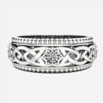 Anneau bague argenté sur fond blanc.