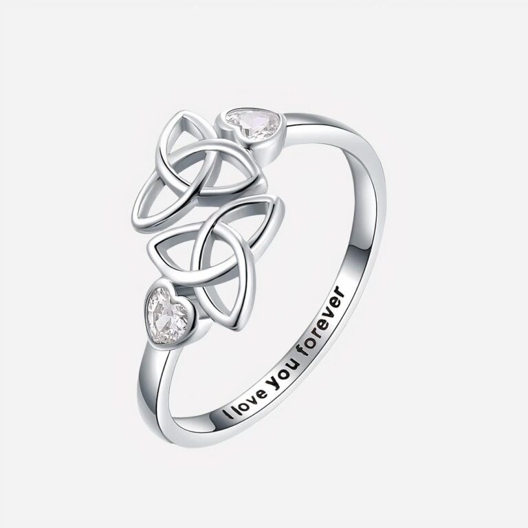 Bague celtique ajustable pour femme Bague argentée sur fond blanc.