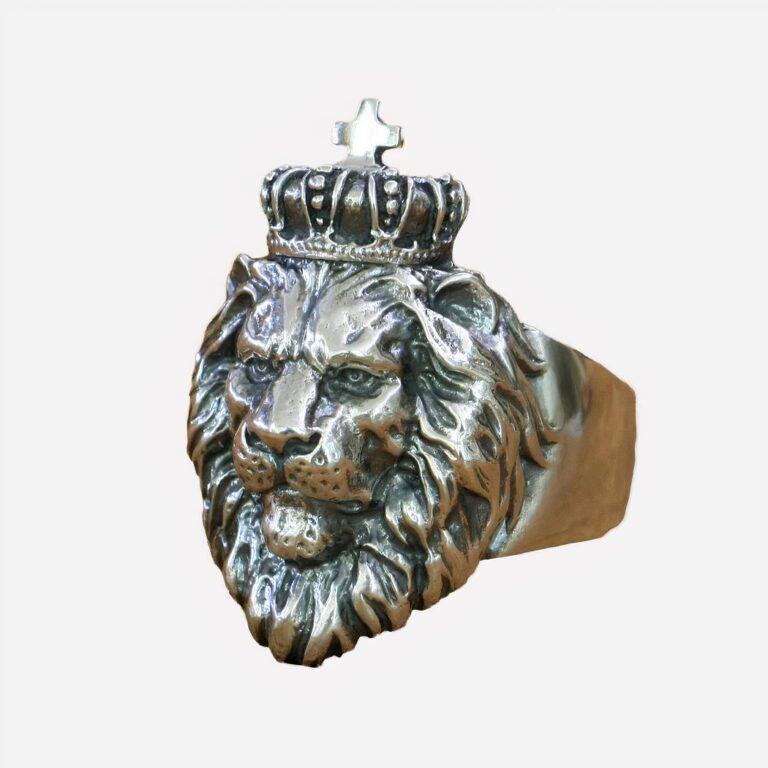 Bague homme tête de lion couronné en argent sterling 925 Photo d'une bague en argent sterling tête de lion couronné pour homme sur fond ocre