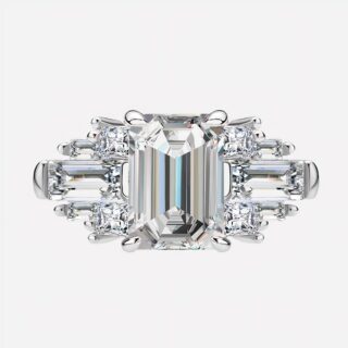 Bague argentée avec une pierre sur fond blanc.