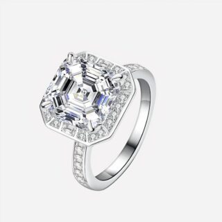 Bague argentée sur fond blanc.
