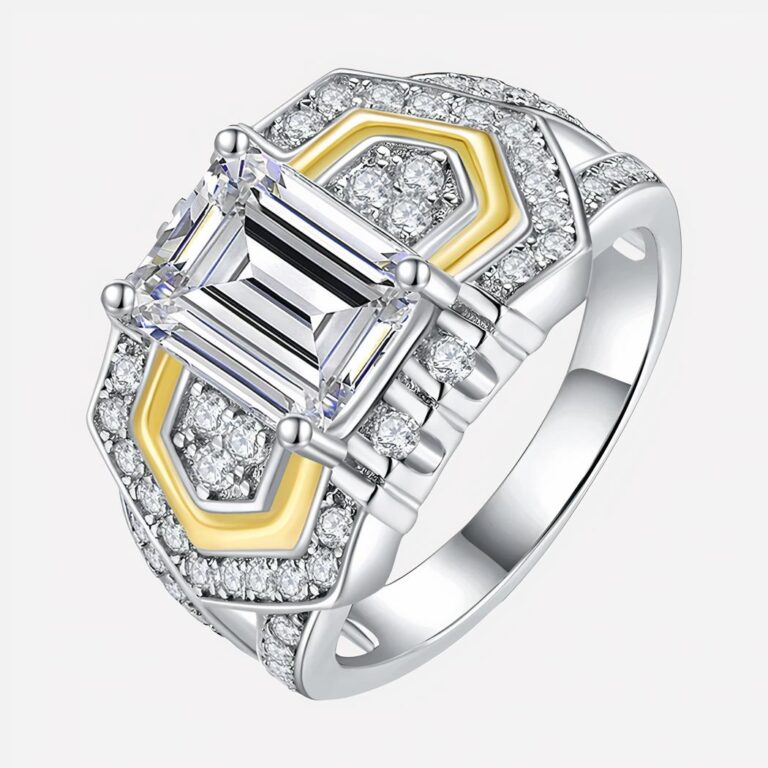 Bague argentée et dorée sur fond blanc.