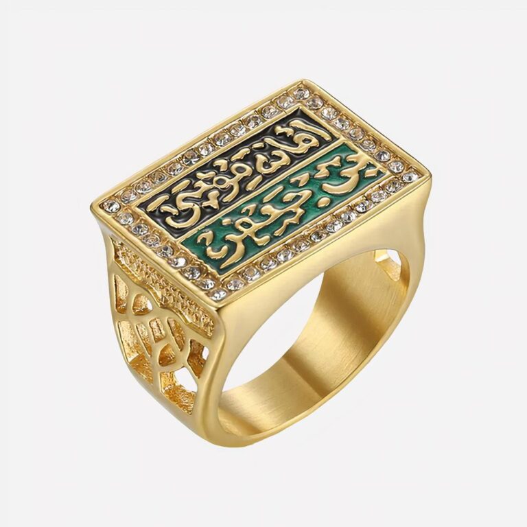 Bague dorée islam pour homme Bague dorée islam sur fond blanc.