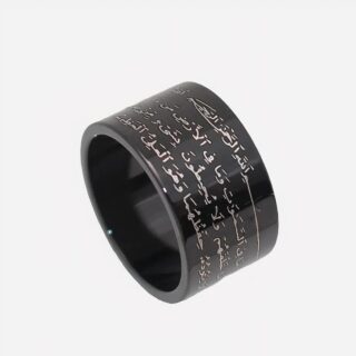 Bague noire gravée sur fond blanc.