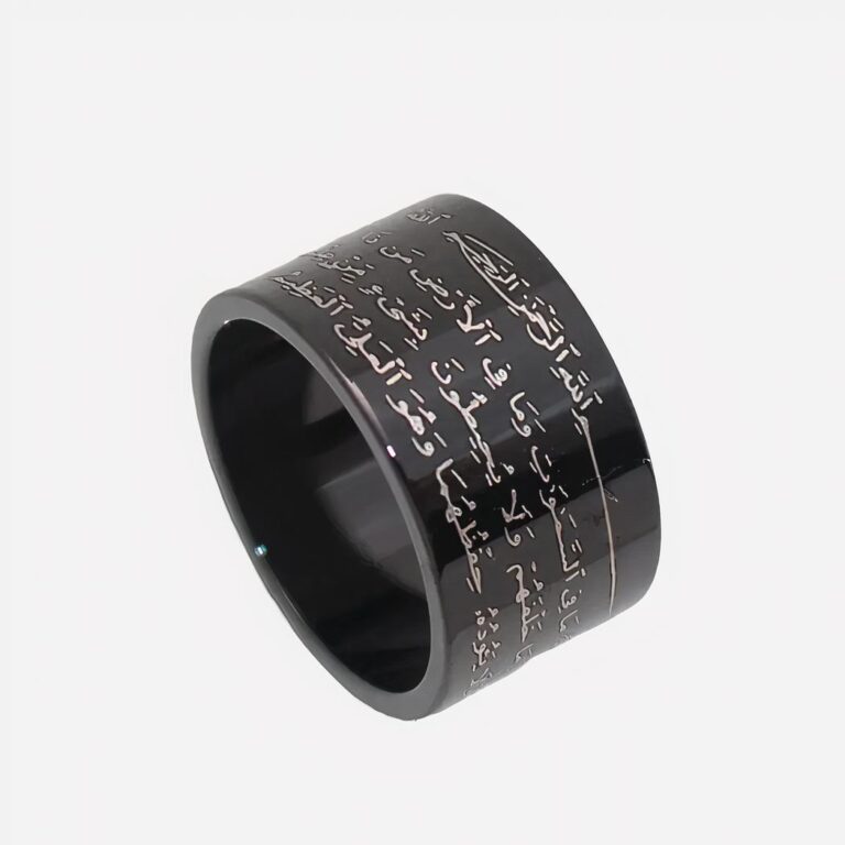 Bague noire gravée sur fond blanc.