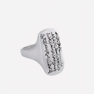 Bague argentée et gravée en arabe sur fond blanc.