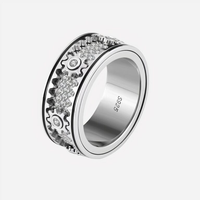 Bague anti stress engrenages et zircons pour homme Bague argentée sur fond blanc.