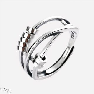 Bague argentée sur fond blanc.