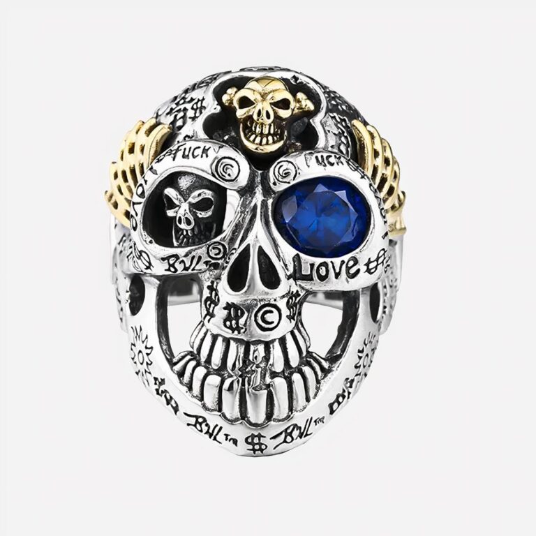 Bague tête de mort sur fond blanc.