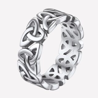 Photo d'une bague argentée noeud celtique pour homme en acier inoxydable sur un fond blanc