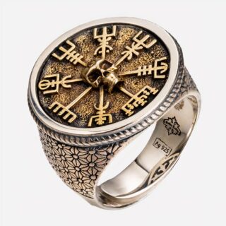 Photo d'une bague viking chevalière ronde boussole pour homme réglable sur fond blanc