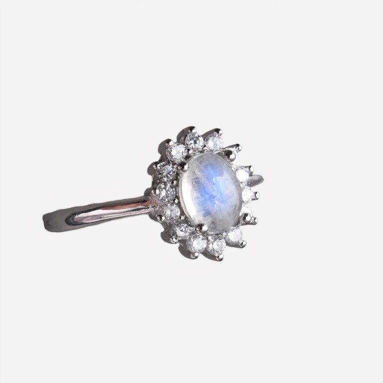Bague entourage en pierre de lune et zircons ajustable