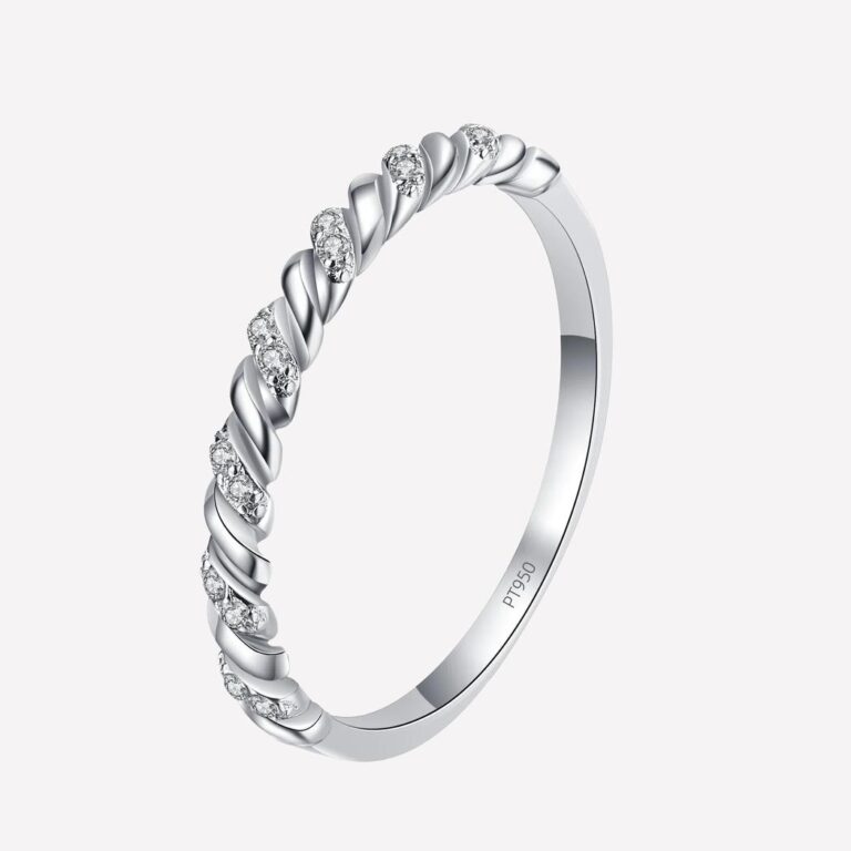 Bague de pacs torsadée pour femme Bague de pacs argentée sur fond blanc.