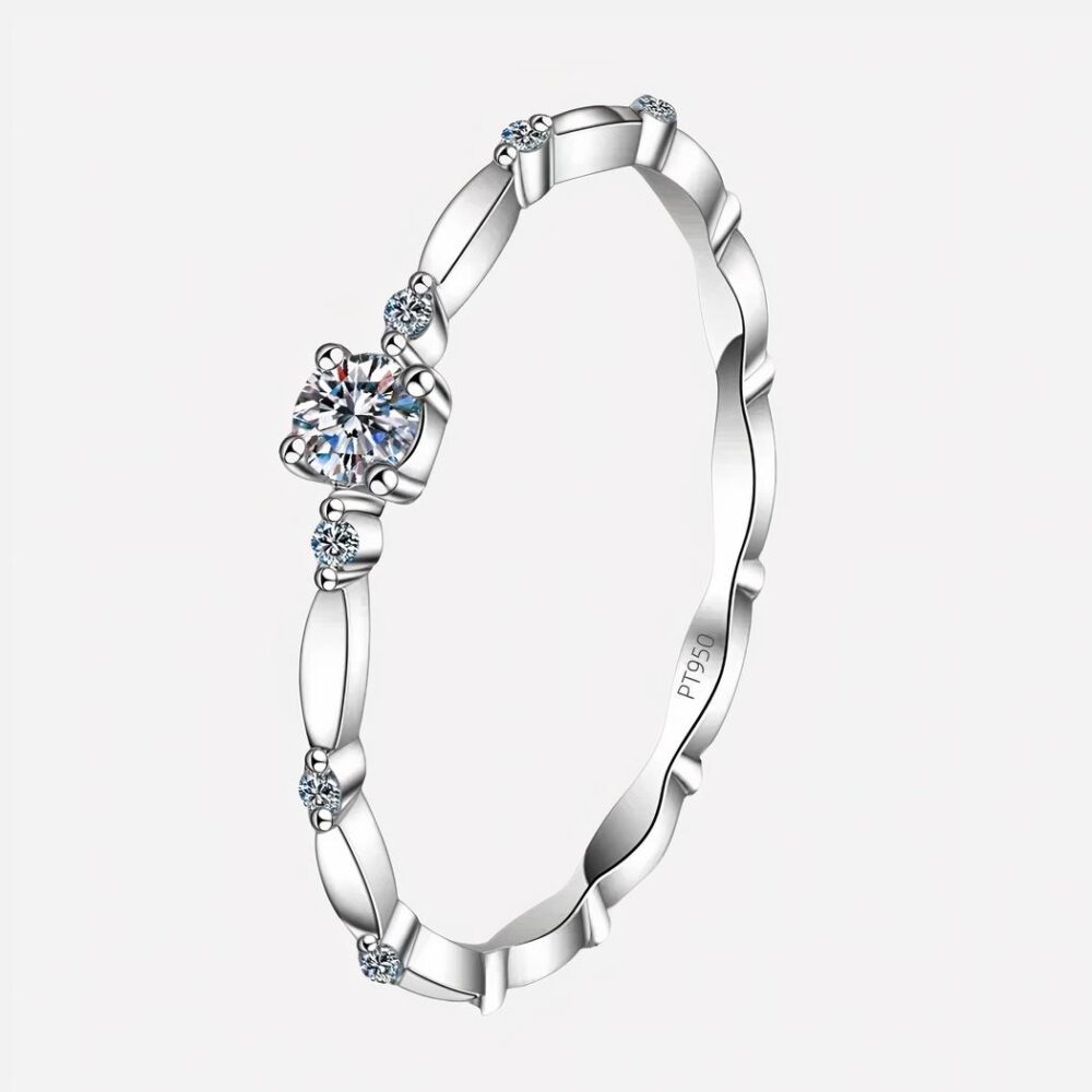 Bague argentée sur fond blanc.