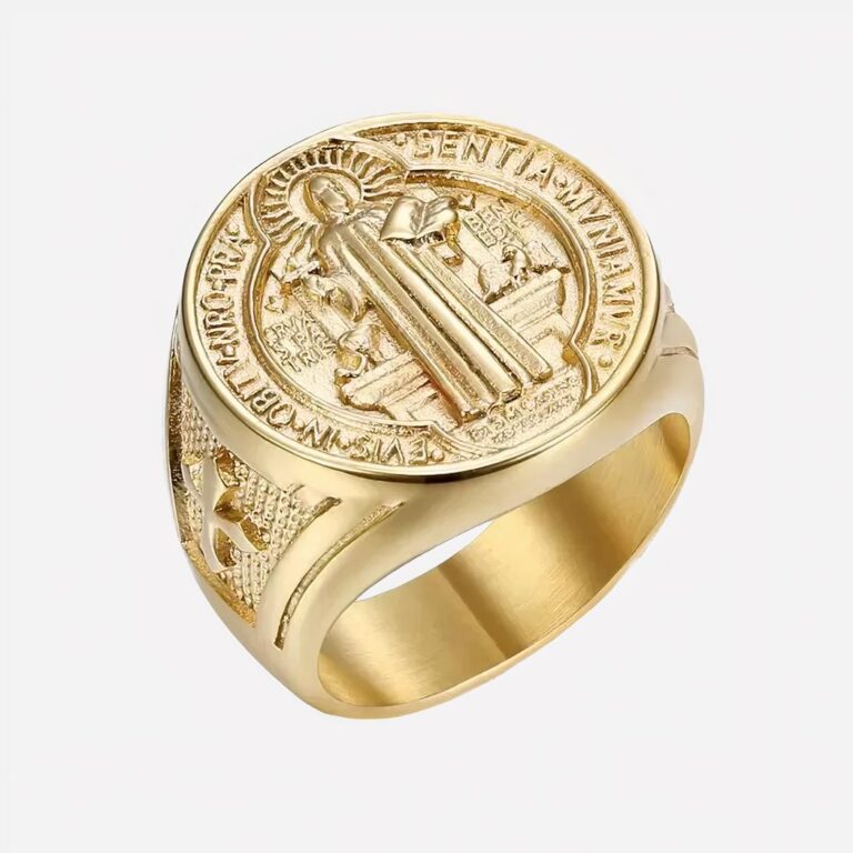 Bague chevalière dorée unisexe Saint Benoit