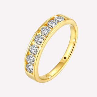 Anneau doré avec diamants sur fond blanc.