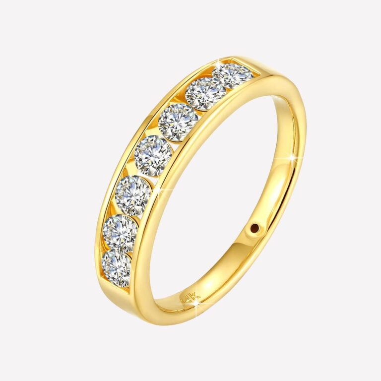 Anneau bague incrusté moissanite pour femme Anneau doré avec diamants sur fond blanc.
