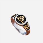 Photo d'une bague fine pour homme chevalière à noeud celtique argent ée et dorée sir un bois marron clair