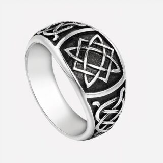 Photo d'une bague anneau homme ornée de noeuds celtiques de style vintage sur fond blanc