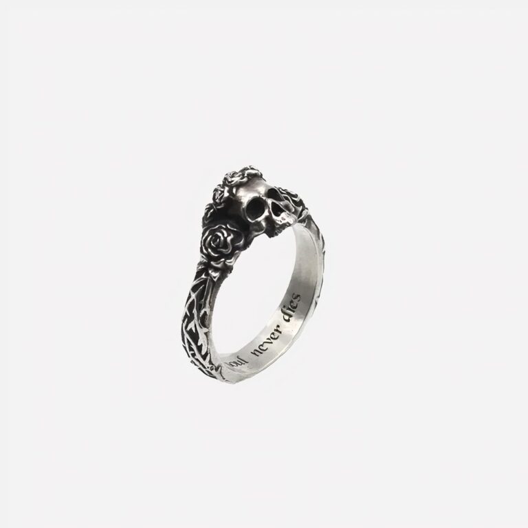 Bague gothique fine pour homme sur fond blanc.