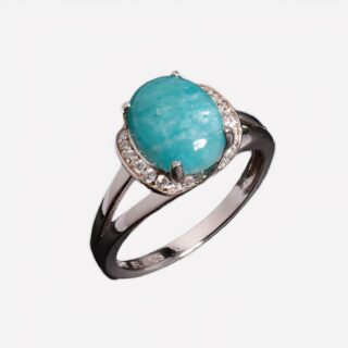 Bague en amazonite et zircons sur fond noir