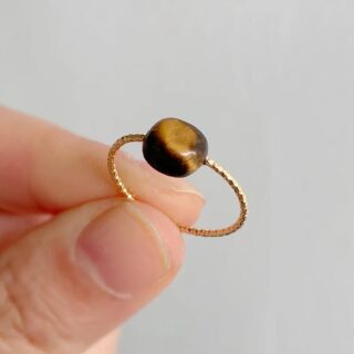 Bague fine dorée avec une pierre naturelle