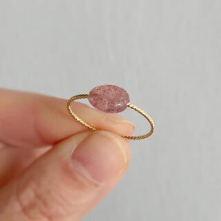 Bague fine dorée avec une pierre naturelle