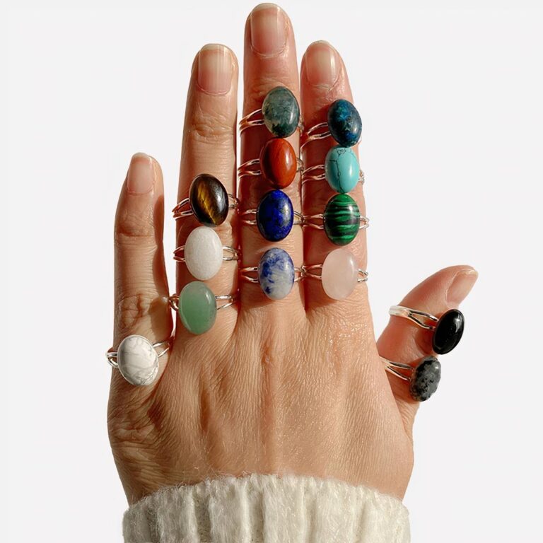Bagues cabochons pierre naturelle sur une main