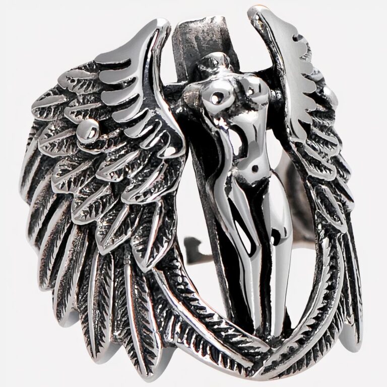 Bague argentée ange crucifié sur fond blanc.