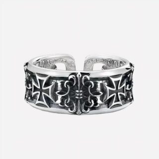 Bague gothique argentée sur fond blanc.