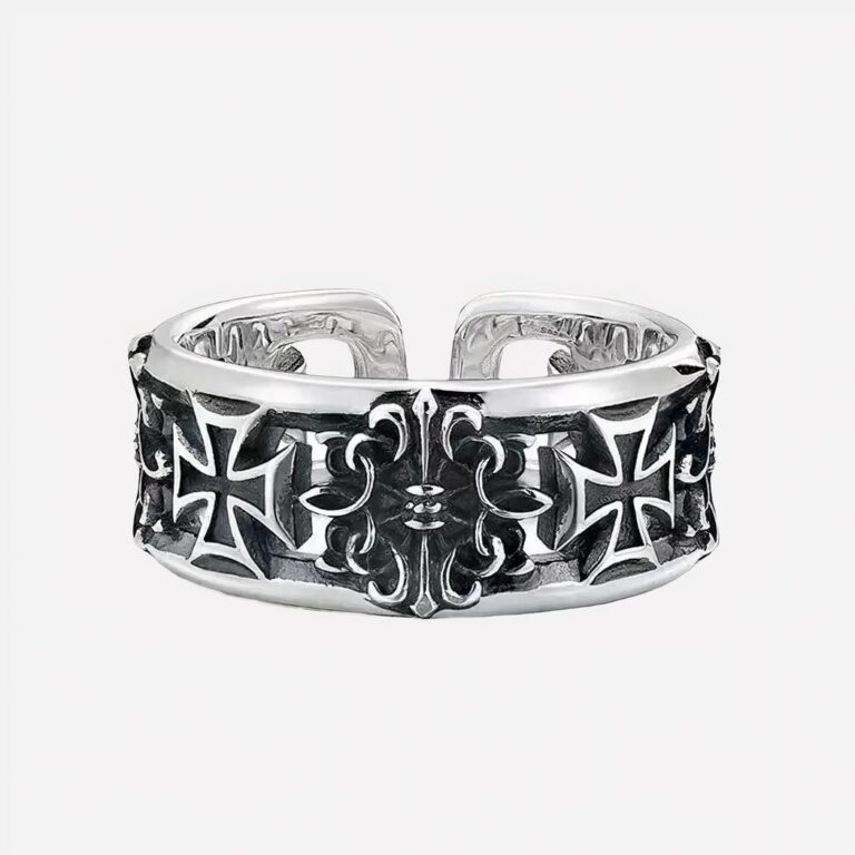 Bague gothique argentée sur fond blanc.