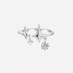 Photo d'une bague argentée de femme pour l'index avec un cristal en pendentif et en forme de deux étoiles sur fond blanc