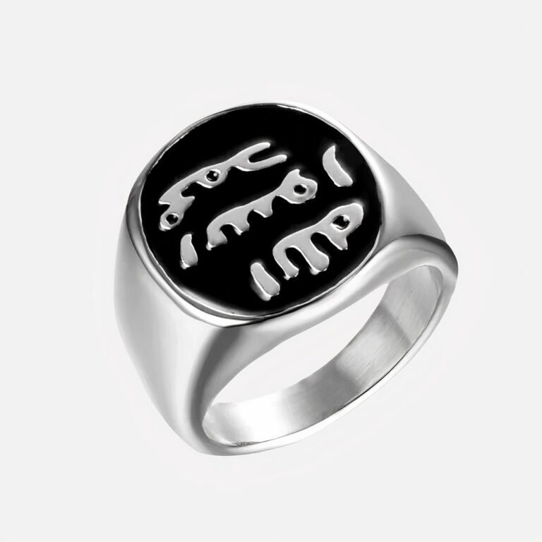 Bague islam inscriptions pour homme Bague argentée et noire sur fond blanc.