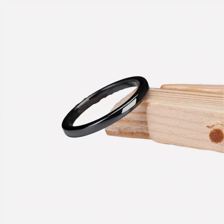 Bague fine en céramique noire
