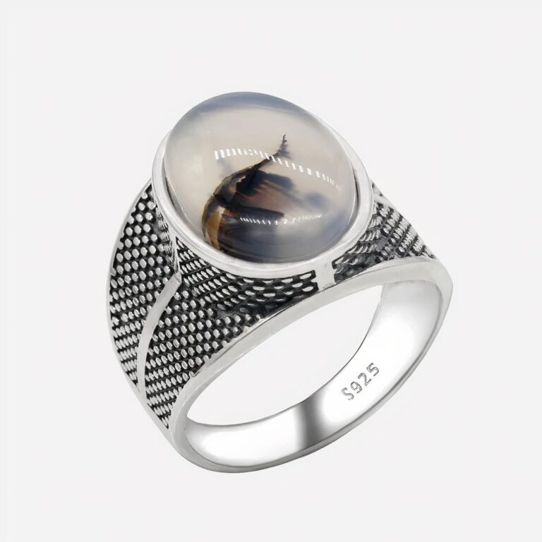 Bague homme index argent et onyx Photo d'une bague index pour homme en argent ornée d'un gros onyx, sur un fond blanc