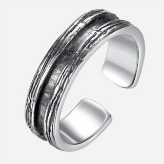 Bague ajustable argentée sur fond blanc.