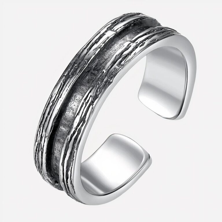 Bague minimaliste retro pour homme Bague ajustable argentée sur fond blanc.