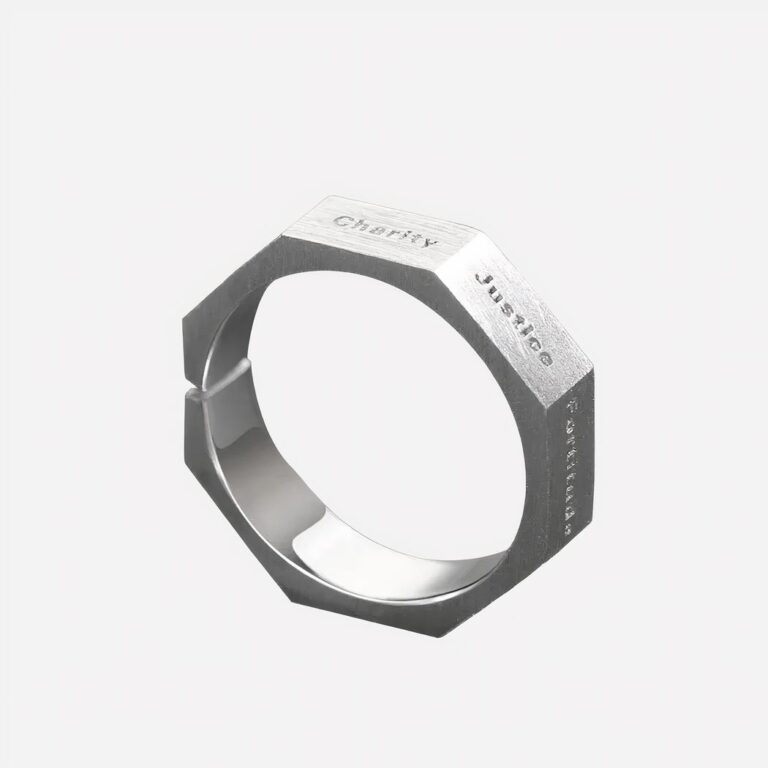 Bague argentée et gravée sur fond blanc.