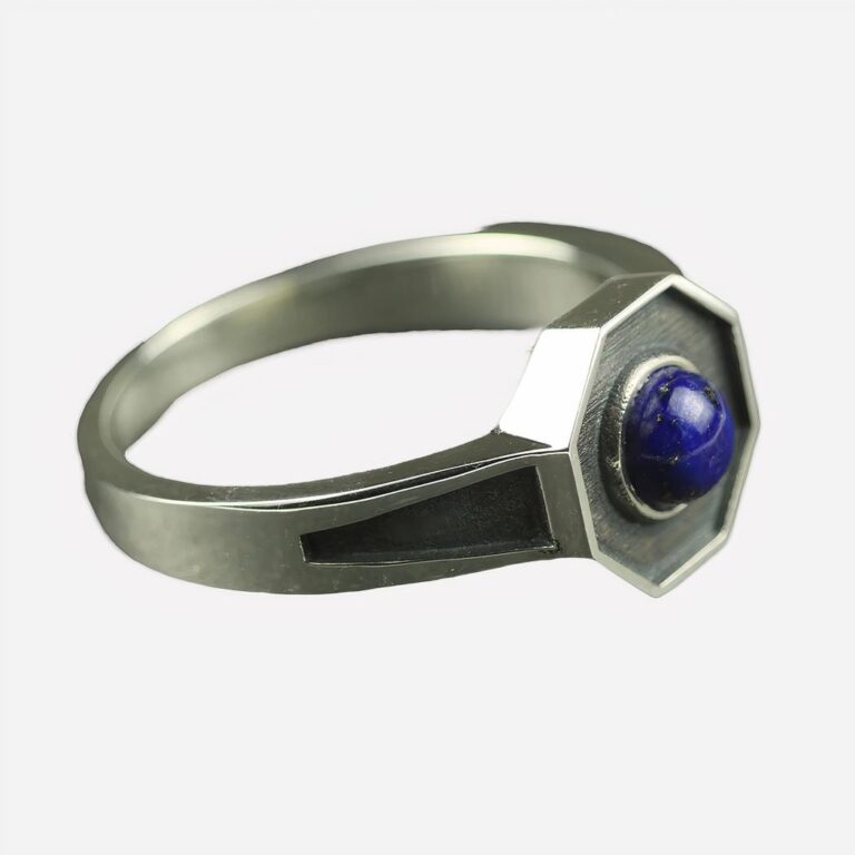 Photo d'une bague octogonale pour homme en argent sterling et pierre de lapis lazuli sur un fond gris foncé