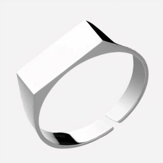 Bague argentée carrée sur fond gris.