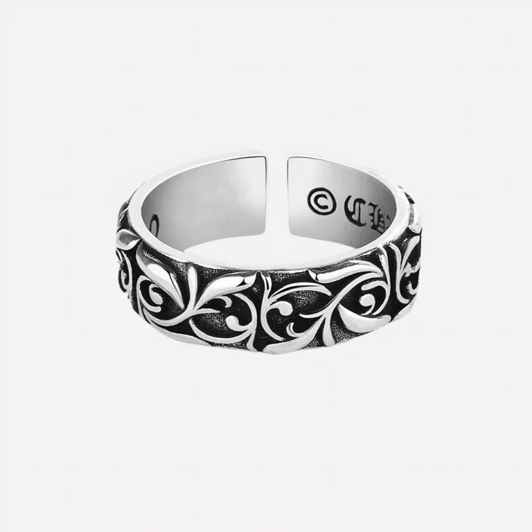 Photo d'une bague pour homme ajustable pour index de style rétro punk sur fond blanc
