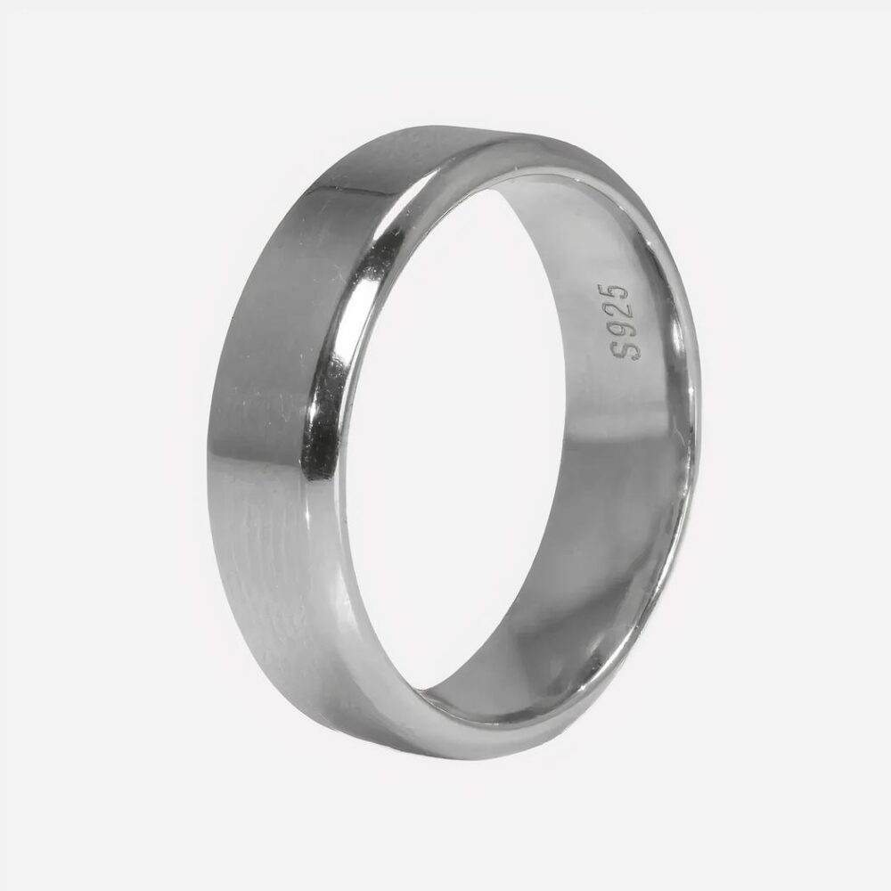 Anneau bague argenté sur fond blanc.