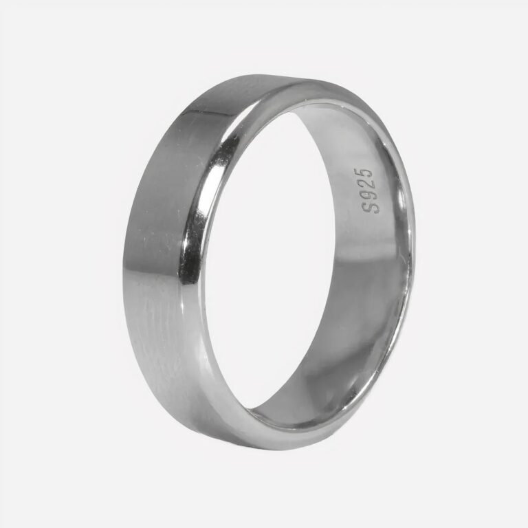 Anneau bague argenté sur fond blanc.