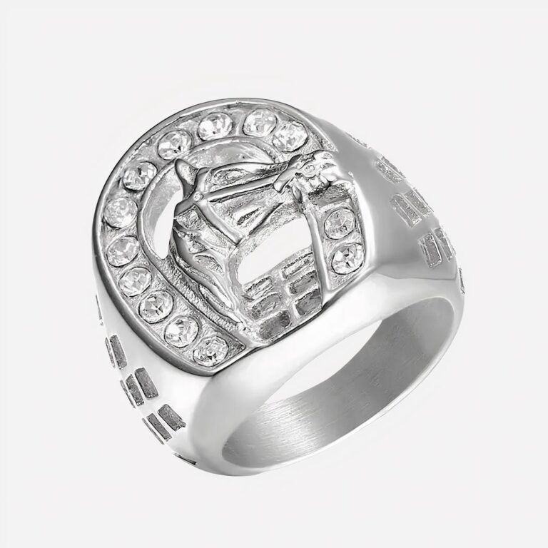 Photo d'une bague pour homme argentée pour petit doigt représentant un fer à cheval avec tête sur un fond blanc