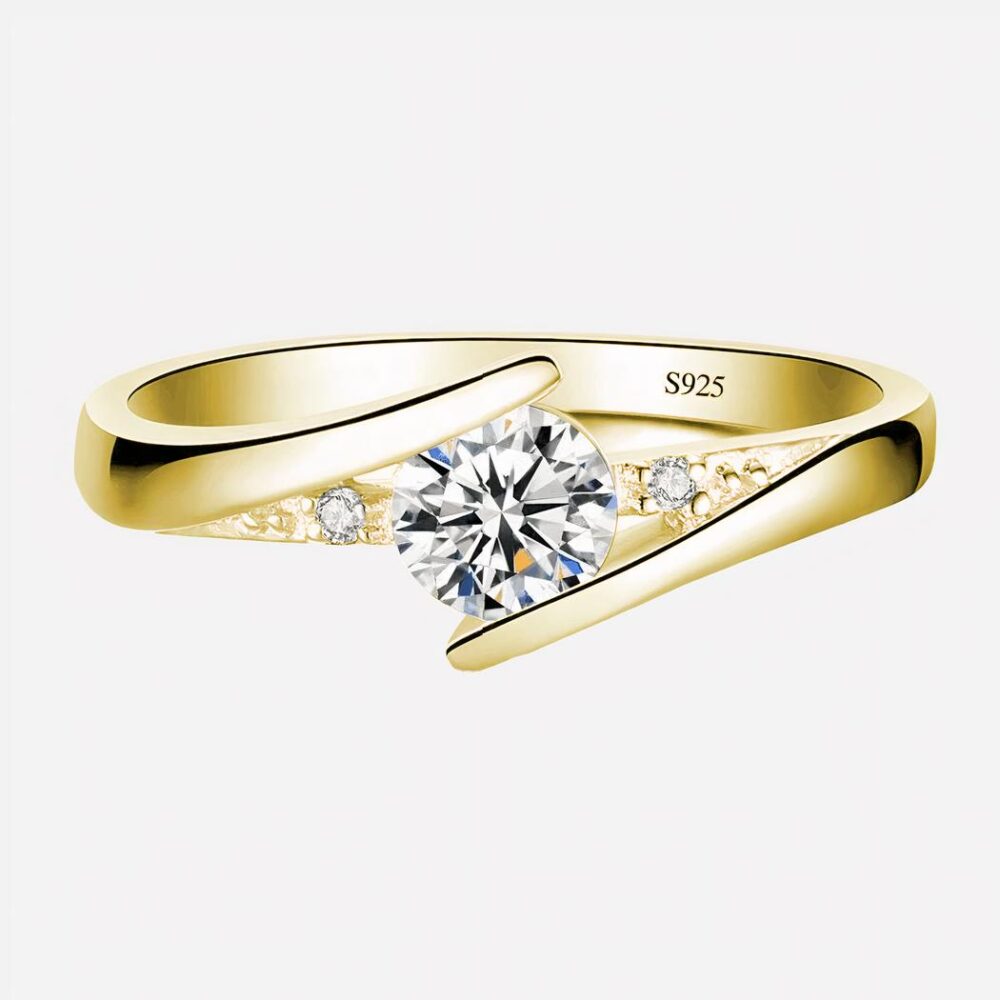 6252-4qpukp.jpg Bague de pacs dorée avec pierre sur fond blanc.