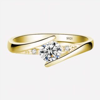 Bague de pacs dorée avec pierre sur fond blanc.