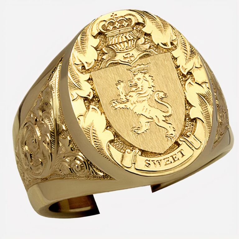 Bague gitan homme chevalière couronne écusson lion Photo d'une bague gitan homme dorée chevalière montrant une couronne surmontant un lion sur un écusson, le fond est rouge foncé er la bague sur un présentoir blanc