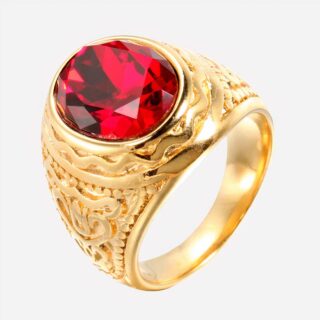 Photo d'une bague gitan homme dorée ornée d'un zirconium cubique rouge sur un fond blanc