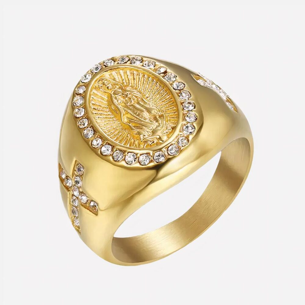6377-e1mfed.jpg Photo d'une bague chevalière dorée pour homme représentant une Vierge Marie entourée de zirconiums