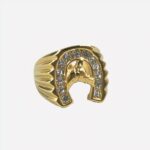 Photo d'une bague gitan homme dorée en forme de fer à cheval sur un fond gris